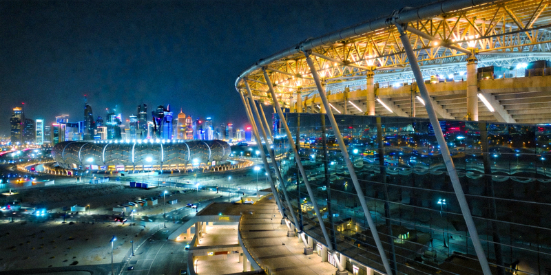 卢赛尔地标体育场外部宏伟建筑夜景